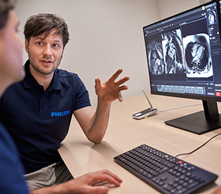 2人の臨床医がモニタを見ながらMRスキャンについて話し合っている image