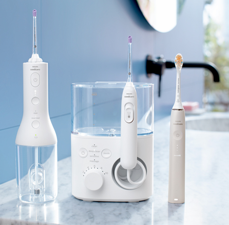 パワーフロッサーとソニッケアー電動歯ブラシが並べられている図